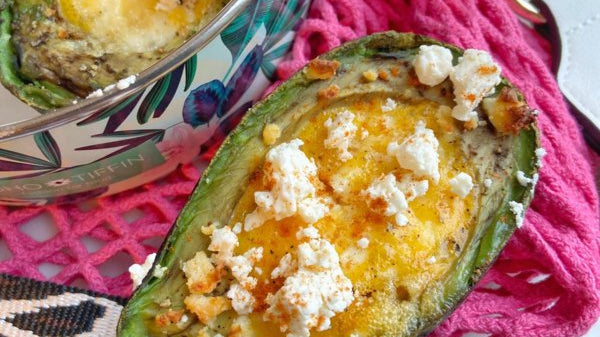 Halve avocado's met ei, feta en truffelolie uit de oven