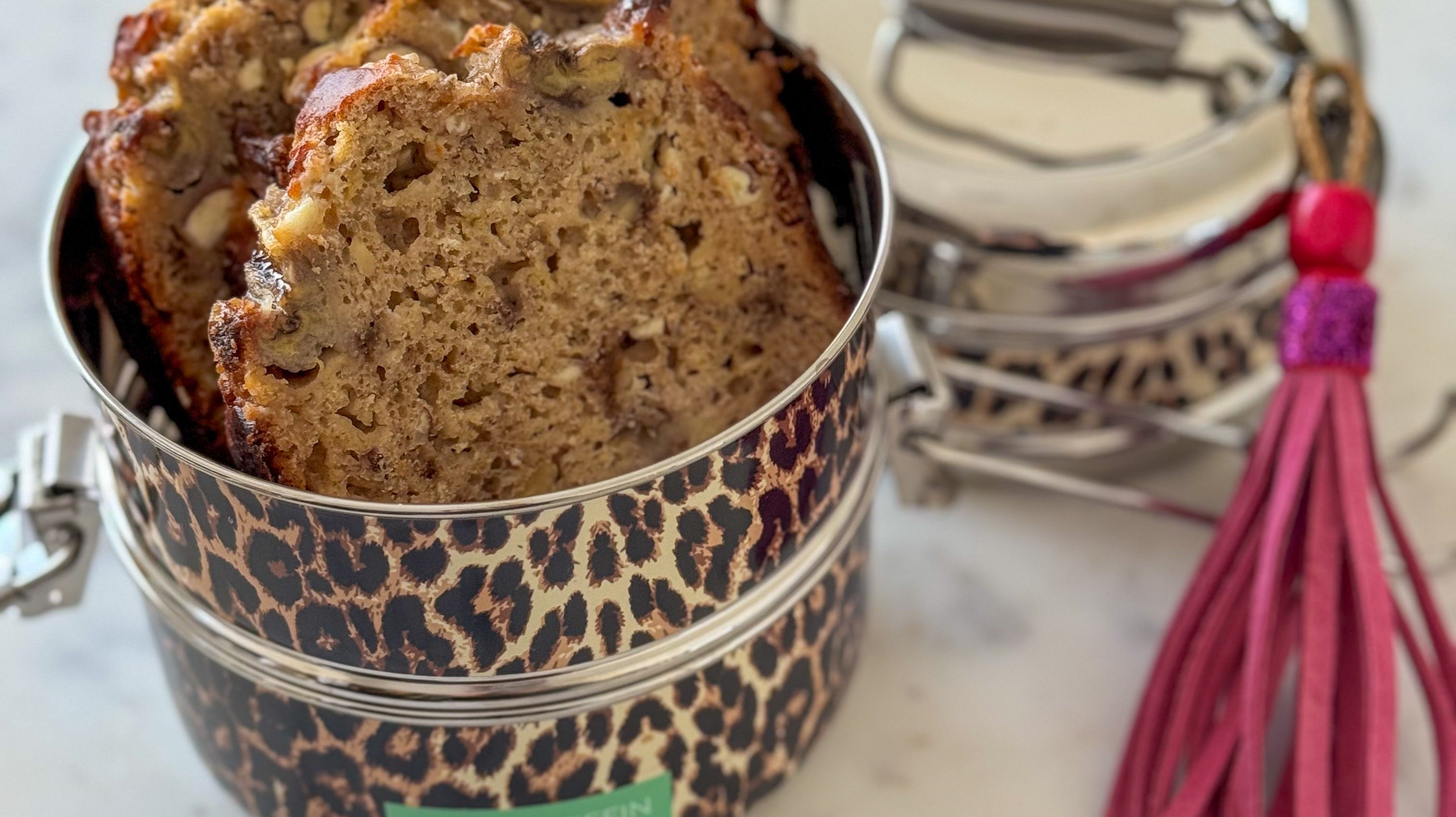 Bananenbrood met gemengde noten en witte chocolade