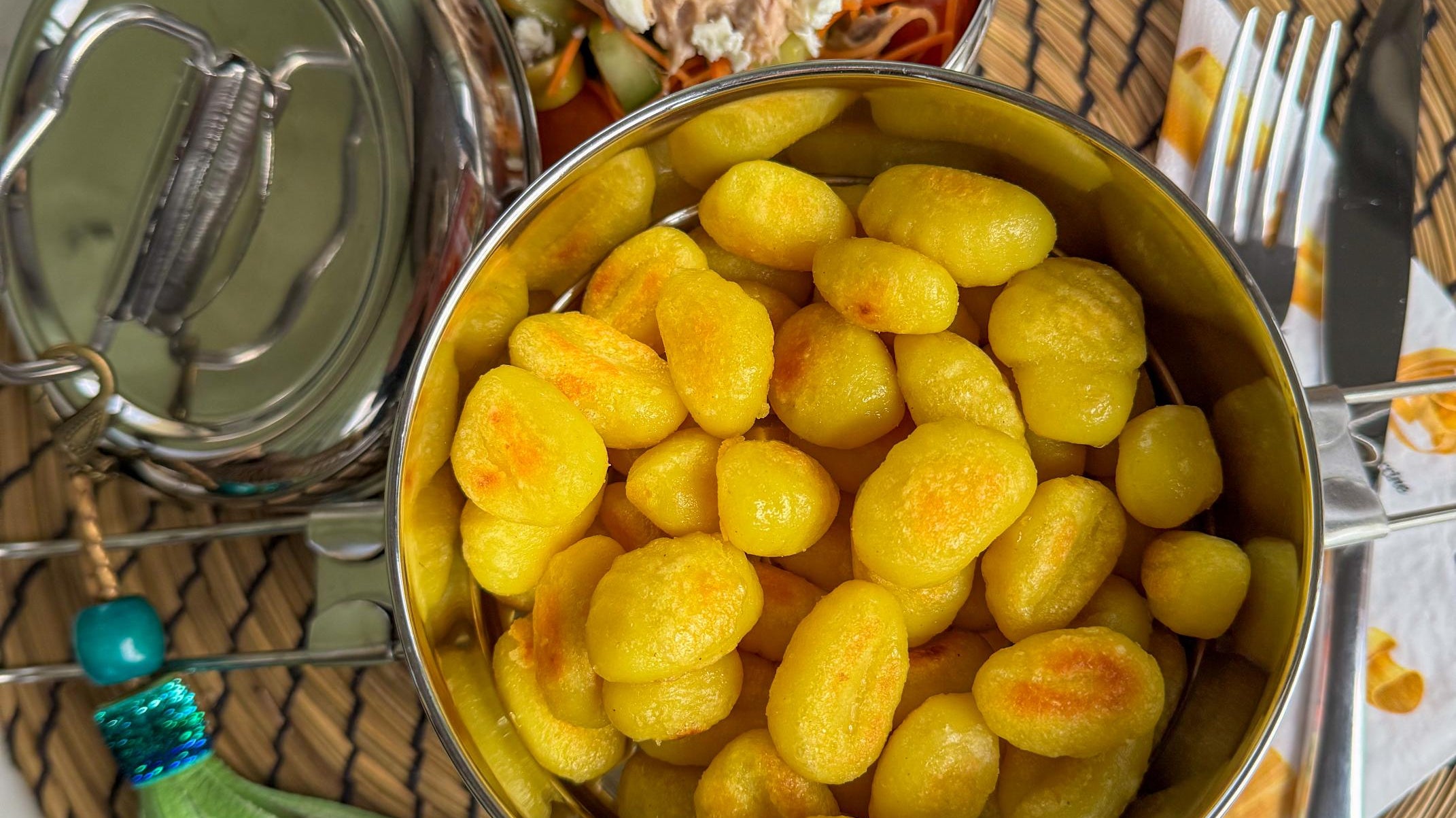 Knapperige Gnocchi salade met tonijn en fetakaas