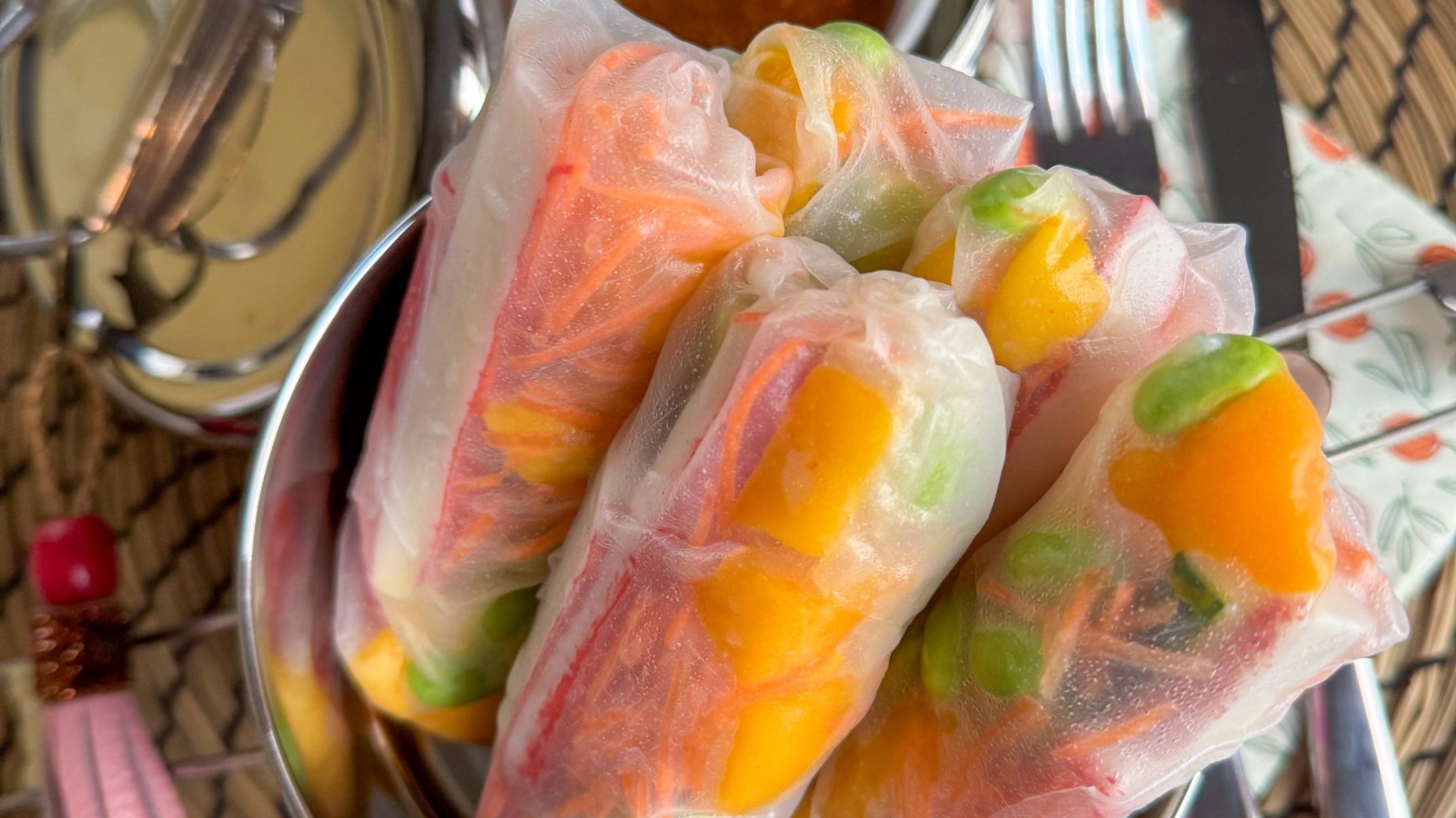 Vietnamese rolls met surimi en mango