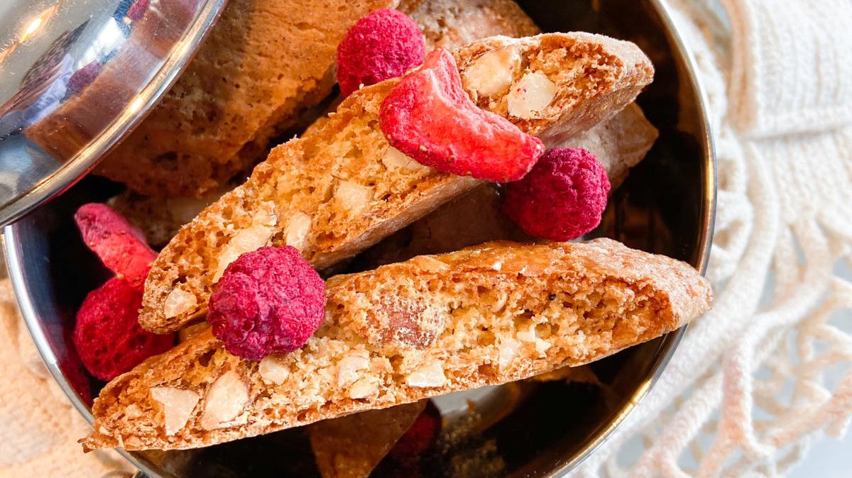 Italiaanse cantuccini's met rood fruit