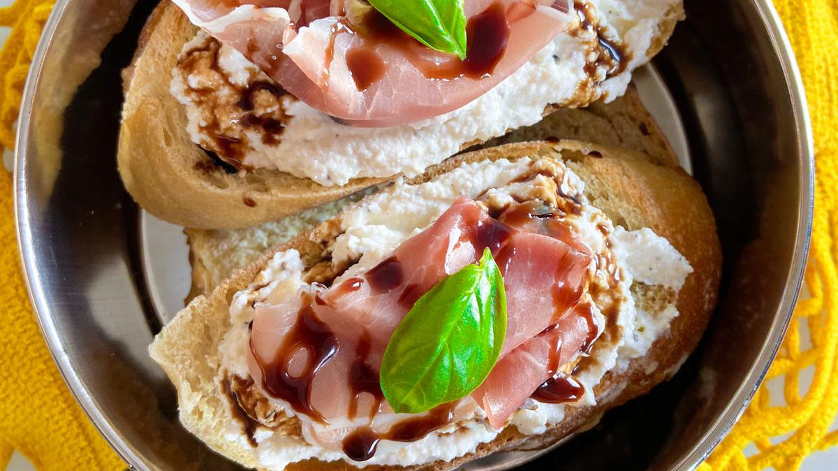 Knoflook crostini's met ricotta, prosciutto en truffel balsamico