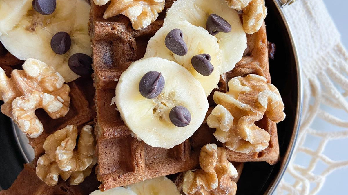 Verse wafels met chocolate chips, walnoten en banaan