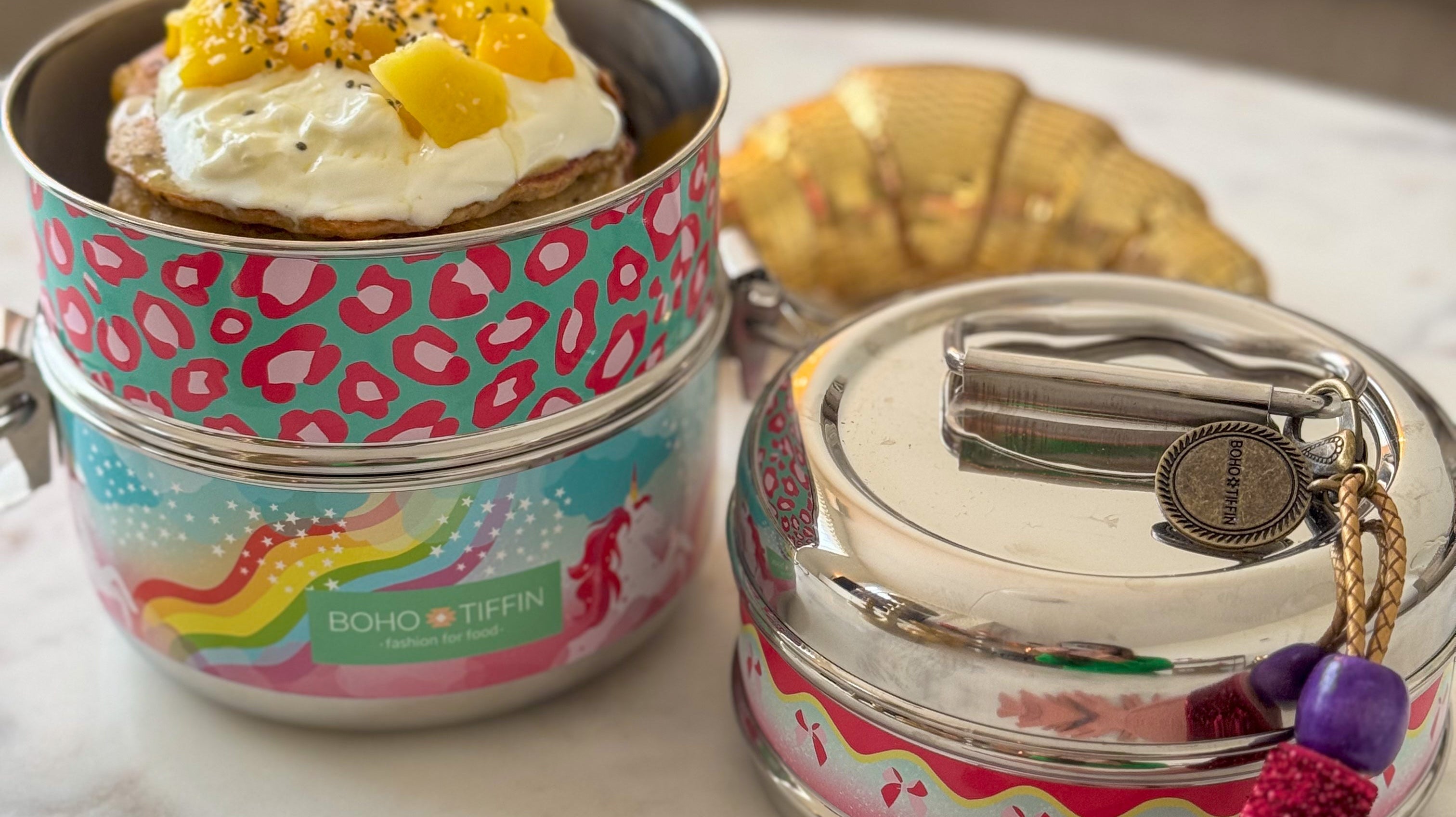 Tropical pancakes met mango en chiazaad