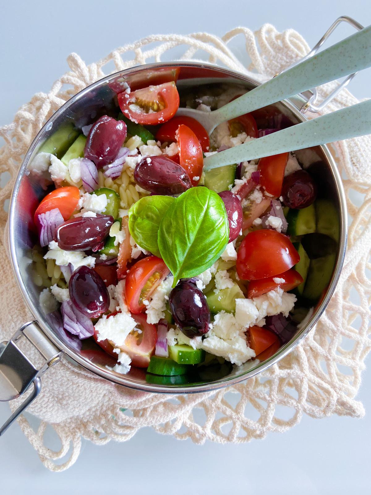 Frisse Griekse salade met orzo
