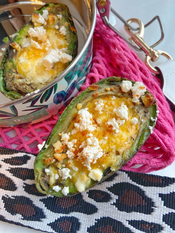 Halve avocado's met ei, feta en truffelolie uit de oven