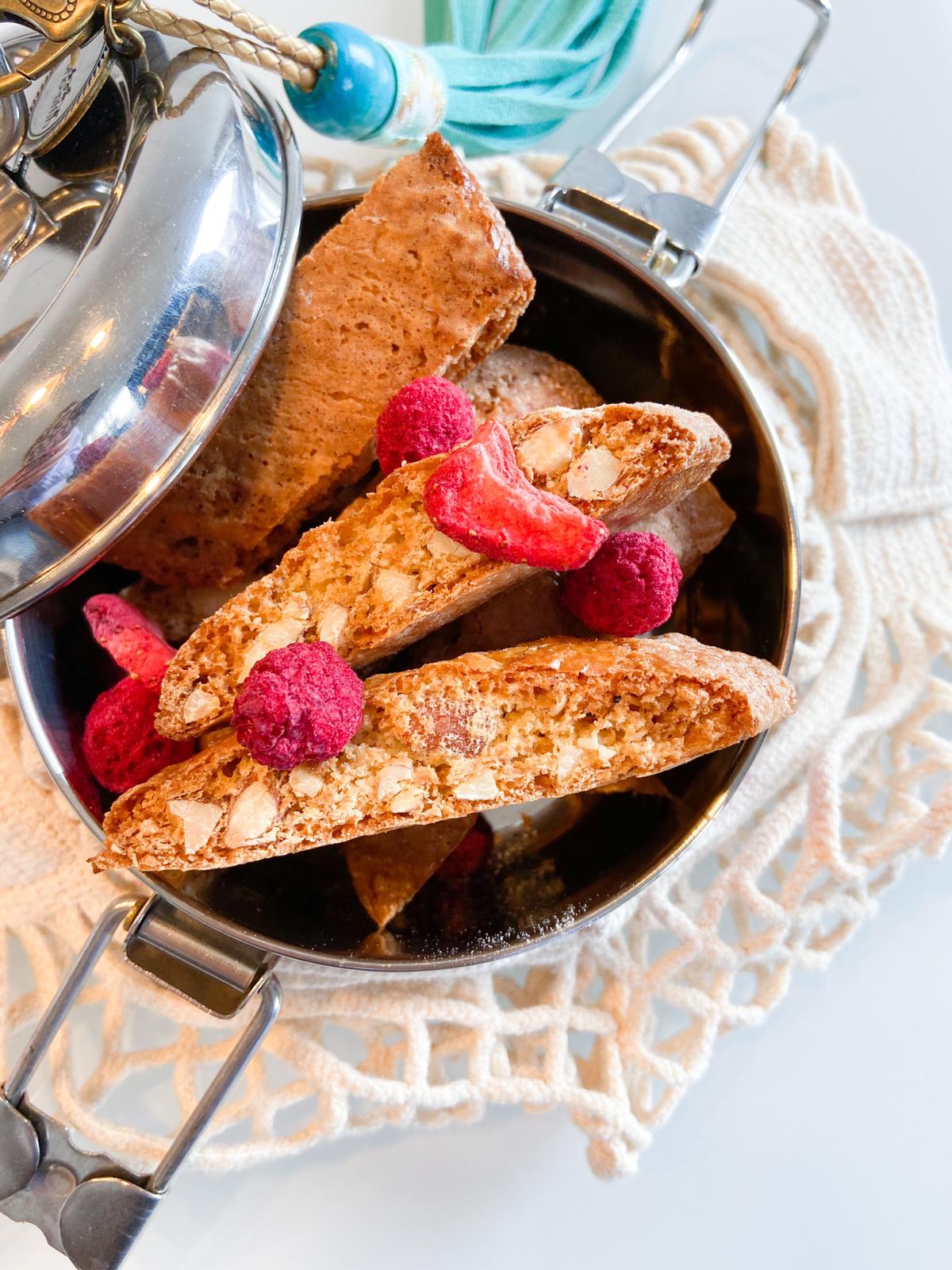 Italiaanse cantuccini's met rood fruit