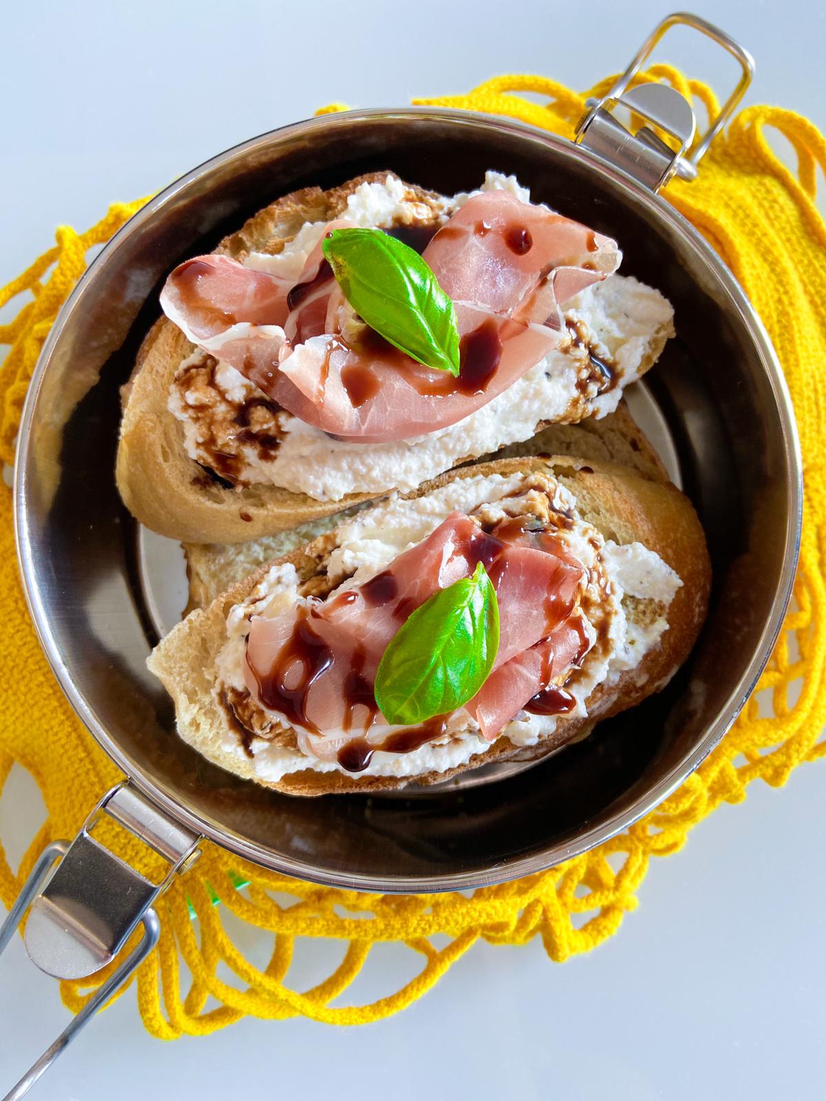 Knoflook crostini's met ricotta, prosciutto en truffel balsamico