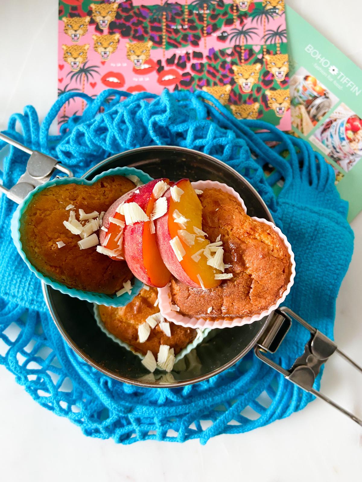 Love-cupcakes op basis van kwark met perzik en witte chocolade