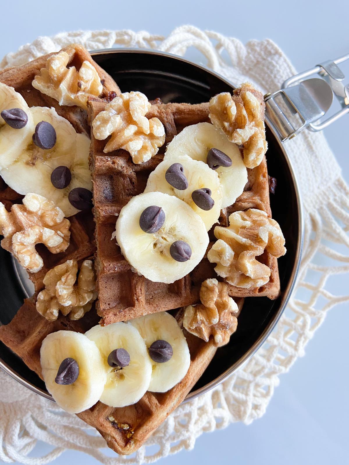 Verse wafels met chocolate chips, walnoten en banaan
