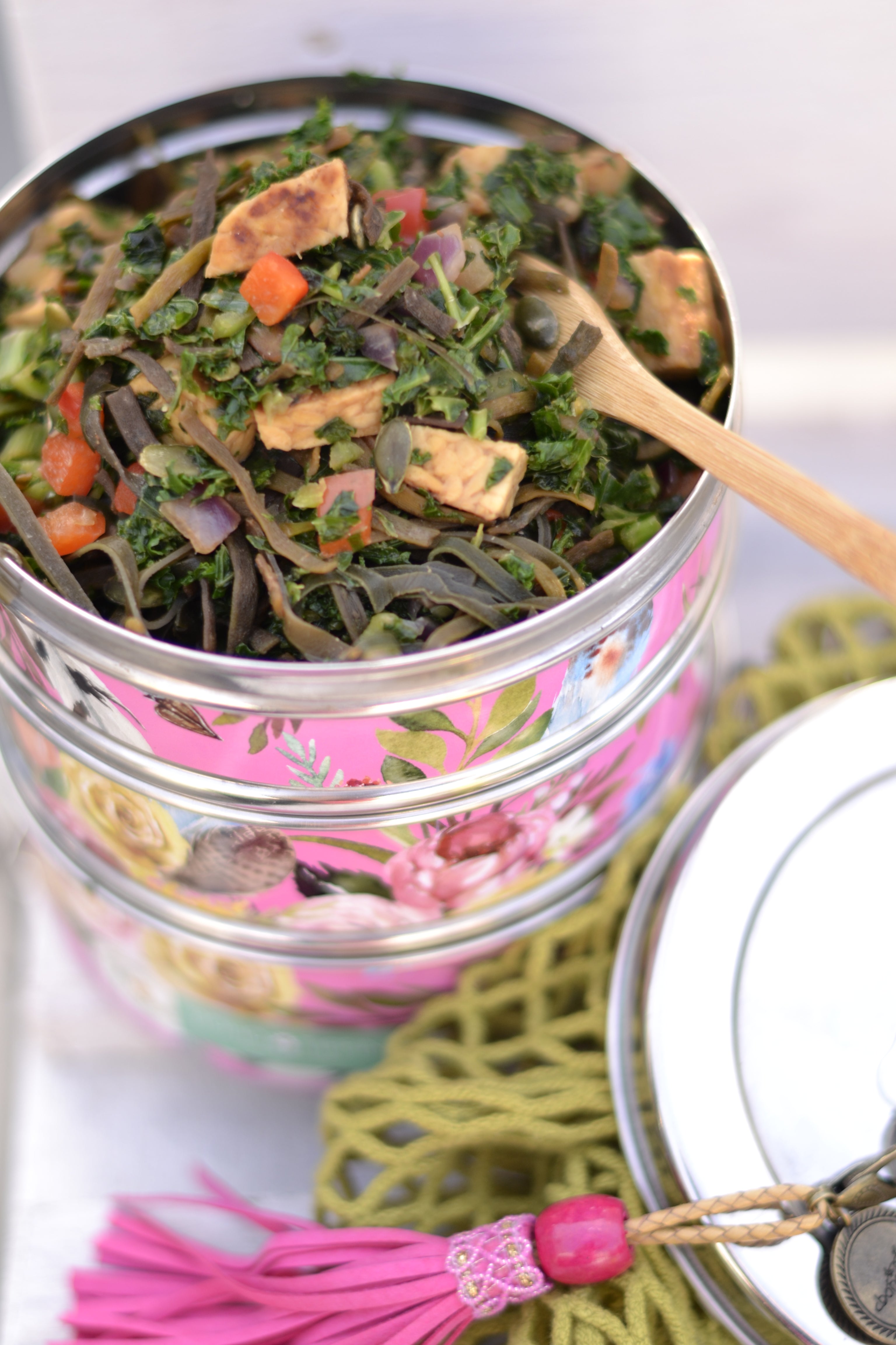 Zeewierspaghetti met boerenkool en tempèh